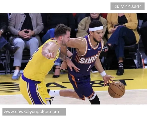 布克全力以赴砍下38分却难救主球队失利表现令人心疼 布克全力以赴砍下38分却难救主球队失利表现令人心疼