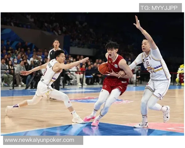 周琦儿子糊糊与曾凡博亲密互动温馨瞬间引发关注