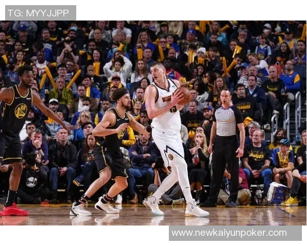 勇士半场苦战落后雄鹿仅2分库明加高效砍下16分4篮板表现抢眼